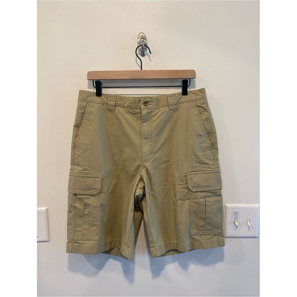 L.L. Beans Mens cargo shorts size 33 tan 10 inch inseam flat front outdoors